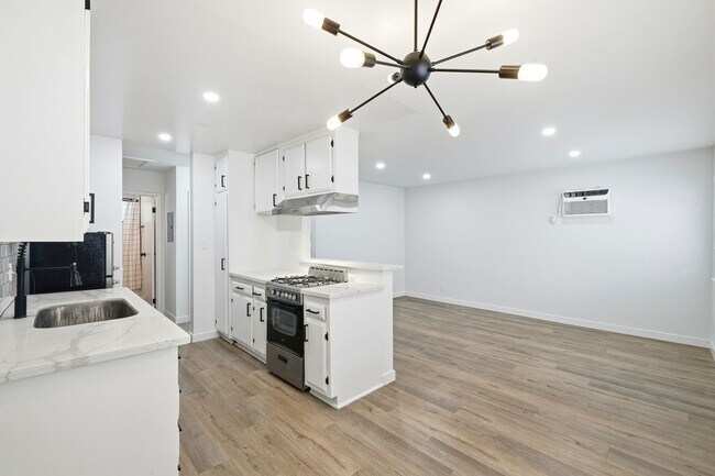 Building Photo - 5549 Fulcher Ave
