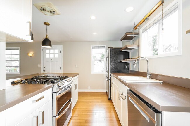 Building Photo - Inviting 3bed Seattle Home with Garage, Yard, and Parking!