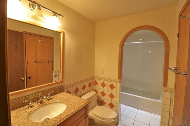 Building Photo - 2 Bedroom 1 Bathroom w/ Deck and Parking!