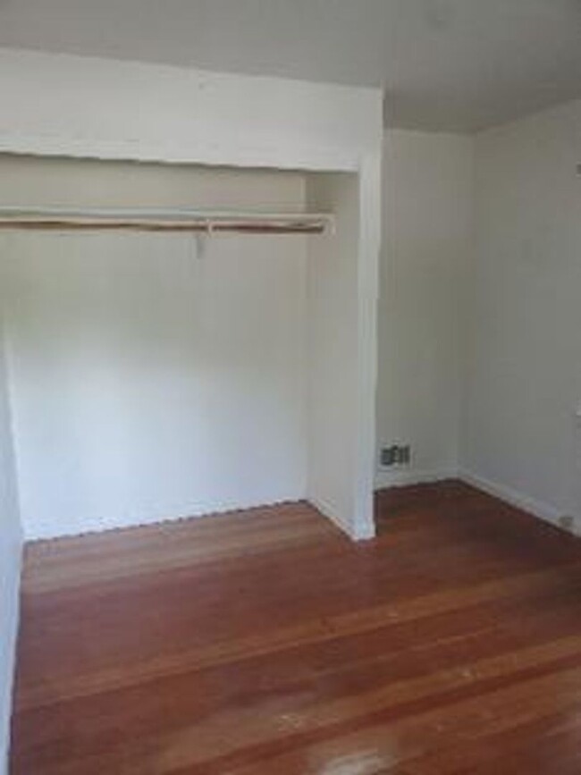 Building Photo - STUDENTS WELCOME! 4 Bed 2 Bath House 1 Blo...