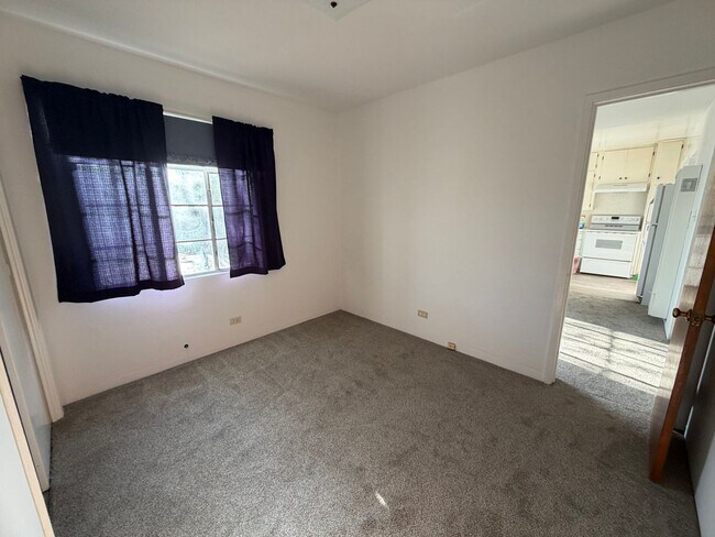 Building Photo - 3 Bedroom Home w/Large Backyard