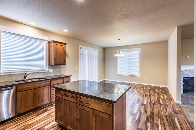 Building Photo - 35611 Valley View Dr