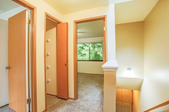 Building Photo - Cute Two Bedroom and Two Bath Townhome Located Just Minutes from the Clinton Ferry!