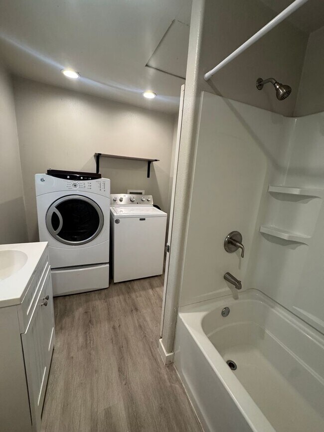 Building Photo - 3 BED 2 BATH IN REDDING