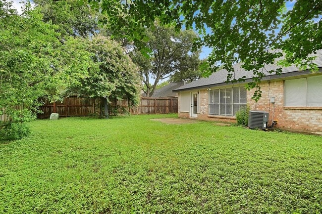 Building Photo - 2601 Village Circle Dr Dr