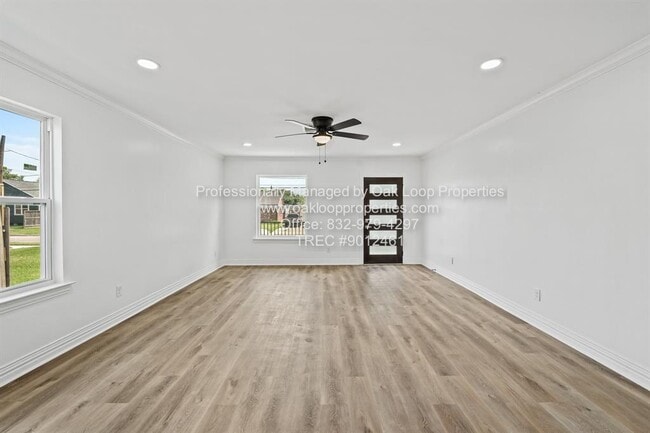 Building Photo - 1404 Des Jardines St