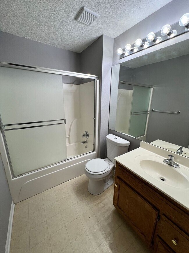 Building Photo - Spacious 3BR Duplex with Garage