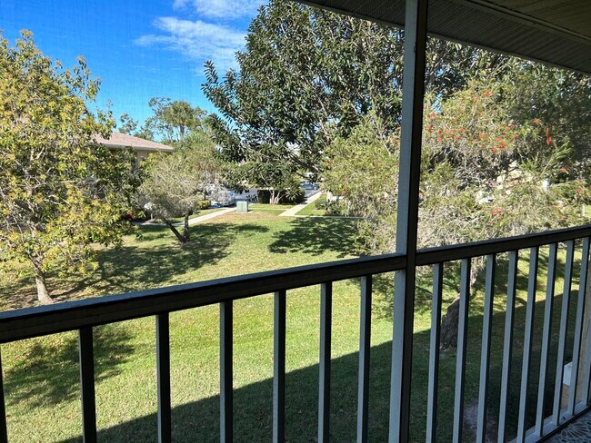 Building Photo - 1562 SE Royal Green Cir