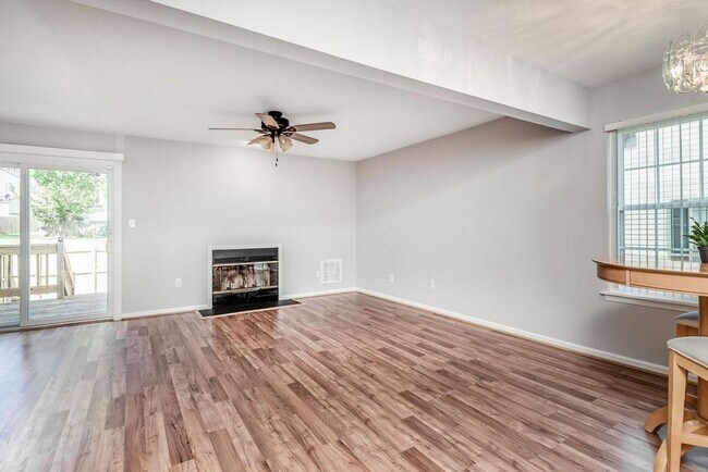 Building Photo - Live Comfortably in Williamsburg! Spacious...