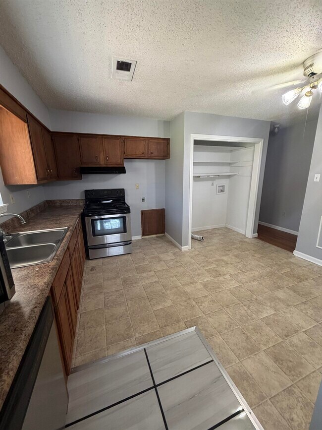 Building Photo - 7016 Pam Dr