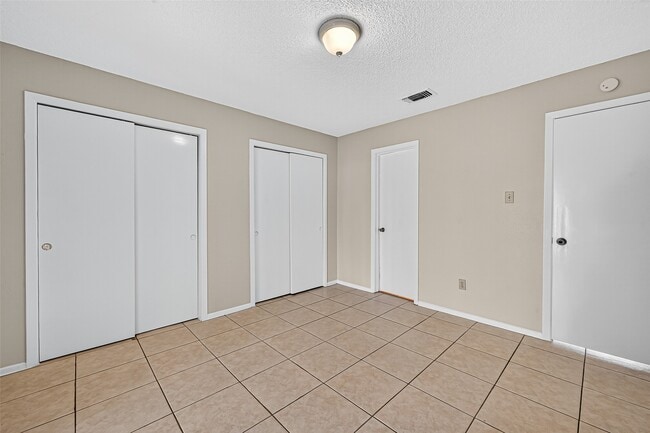 Building Photo - 7407 Alegria Dr