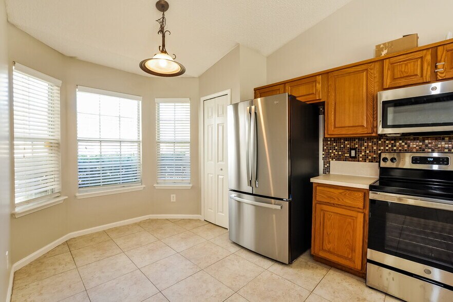 Building Photo - 1371 Summerbrook Dr