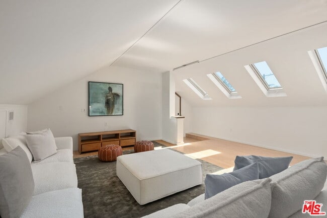 Building Photo - 802 Cochran Ave