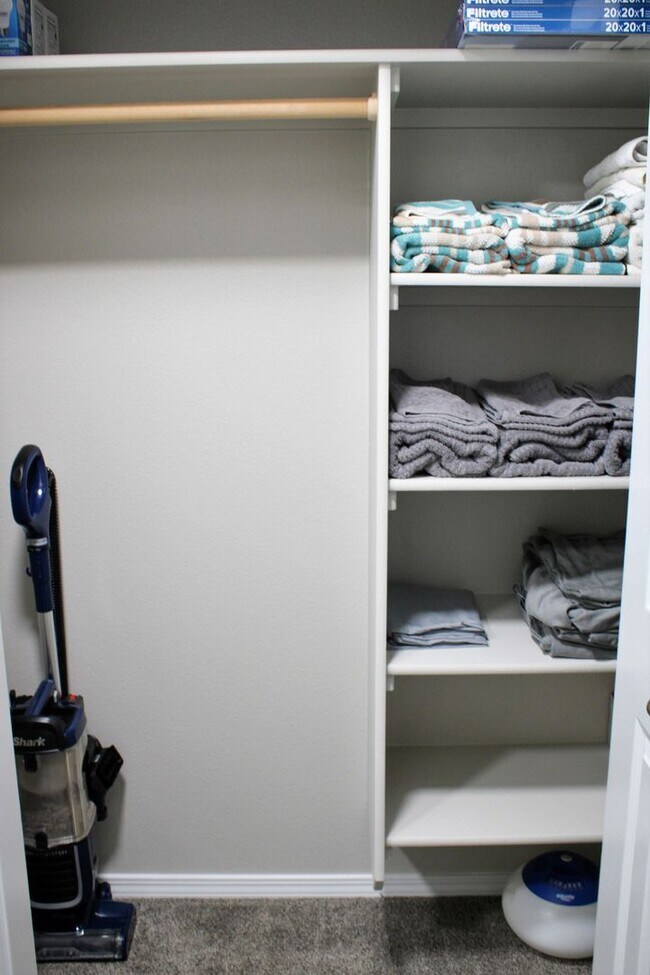 Building Photo - Executive Rental!