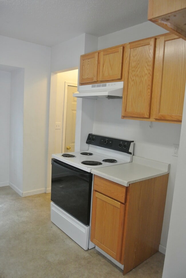 Building Photo - 2 Bedroom House!