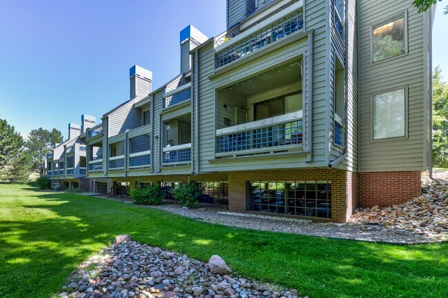 Building Photo - 2 Bedroom Condo in Great Location with Poo...