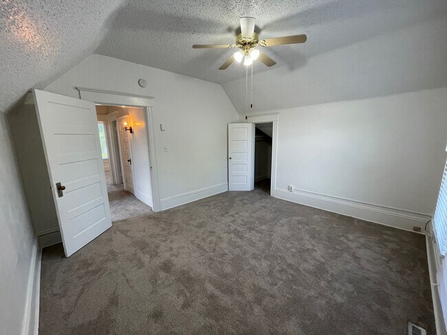 Building Photo - 4br/2ba house with fenced yard & detached garage