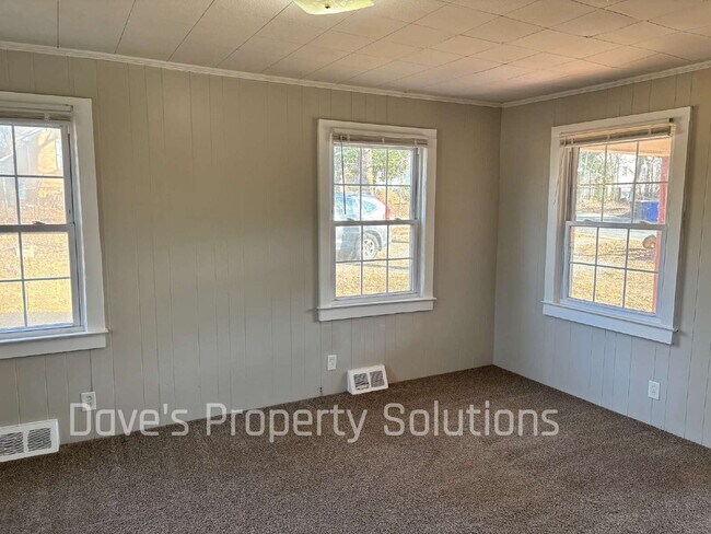 Building Photo - Recently Refreshed 3BR Home with Large Fenced Backyard