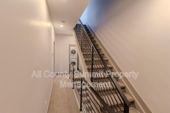 Building Photo - 1571 King St