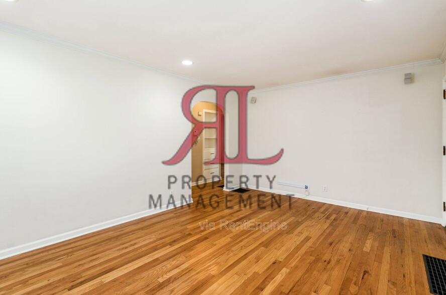 Building Photo - 317 E Royal Forest Blvd