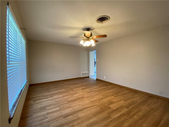 Building Photo - 536 W Yoakum Ave