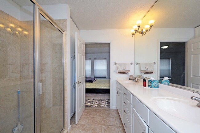 Building Photo - 2-Bed, 3-Bath Townhouse in a Great Location!