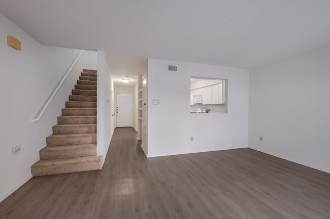 Building Photo - Renovated Condo with Great Location