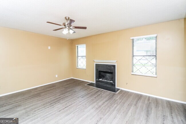 Building Photo - 5438 Farmview Close