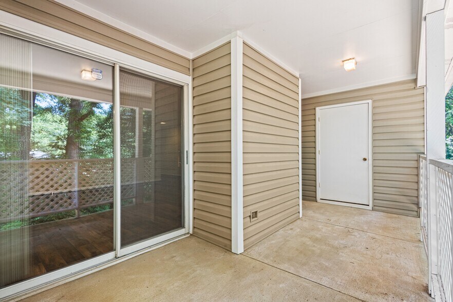 Private Patio - 98 Hampshire Ct