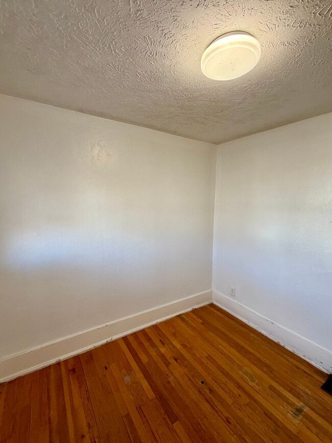 Building Photo - For Rent 4 Bedroom 1 Bath Field Club Row House