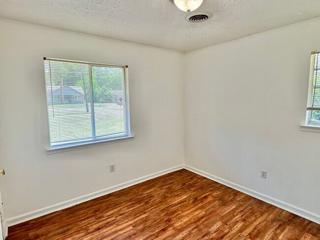 Building Photo - Cozy Meets Spacious: 4BR/2BA with Bonus Den & Patio
