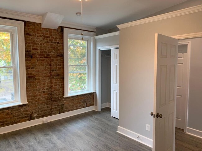 Building Photo - 293 Lark St