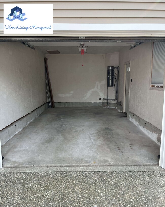 Building Photo - Massive lake front condo with tons of amen...
