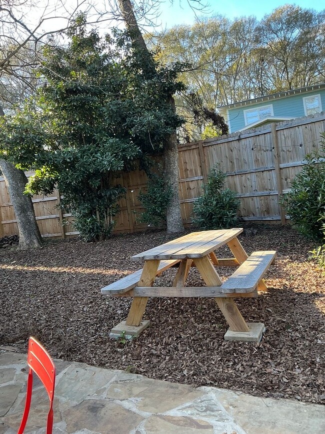 Building Photo - Charming 3 bedroom/ 2 bathroom Home Close to UGA and Hospitals!