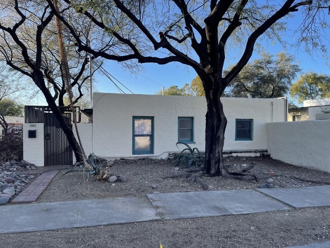 Building Photo - 2548 E 3rd St
