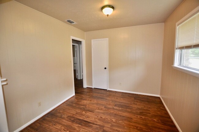 Building Photo - FOR LEASE! 2 Bedroom, 1.5 Bathroom - Brick...
