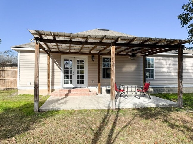 Building Photo - Spacious 3BR Home with Open Split Layout, Fenced Yard & Covered Front Porch