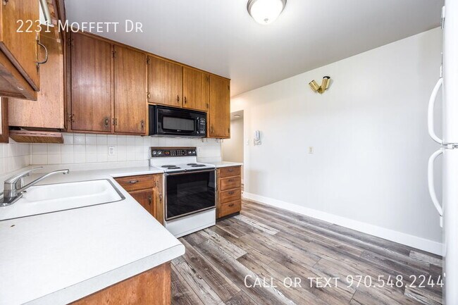Building Photo - 2231 Moffett Dr