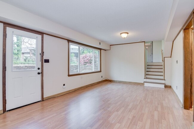 Building Photo - Great Location 4 Bedroom