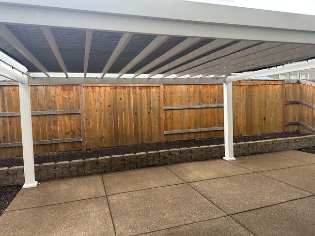 Building Photo - Newer 4 bedroom 2.5 bathroom house! AVAILA...