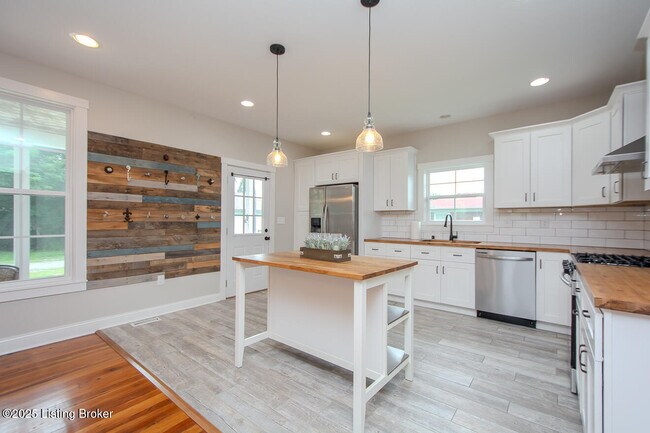 Building Photo - 6209 Applegate Ln