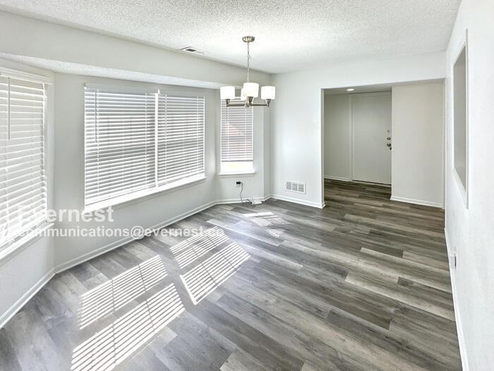 Building Photo - 1300 NW Willow Dr