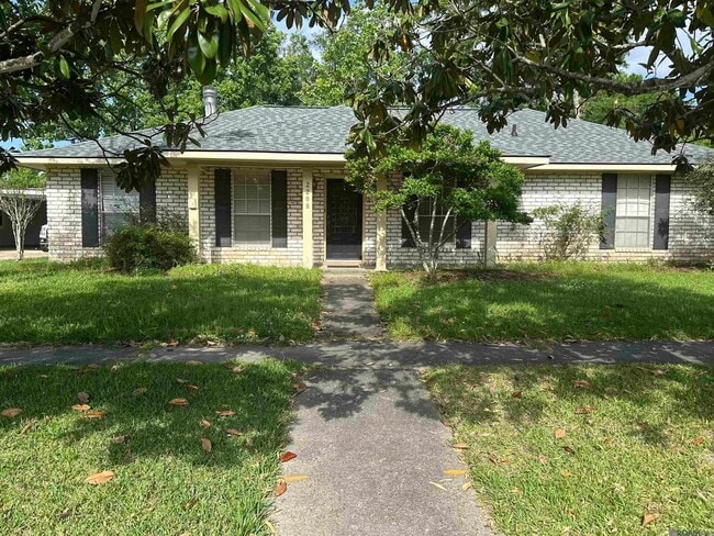 Building Photo - 2208 Sprucewood Dr