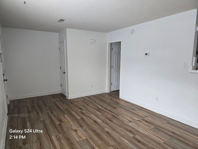 Building Photo - 3 Bedroom, 1.5 Bath Townhome - Price reduc...