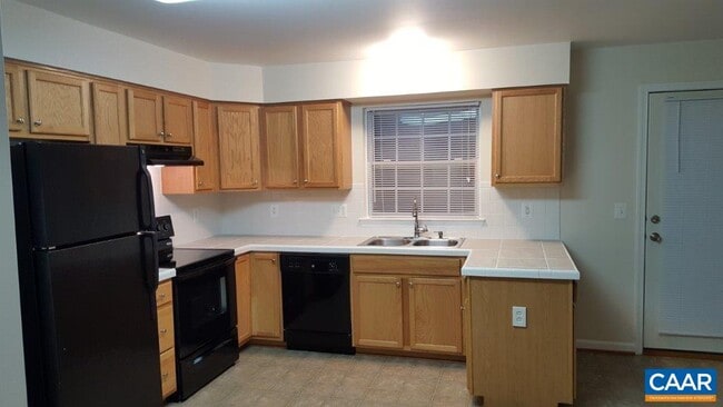Building Photo - 706 Holly Hill Dr