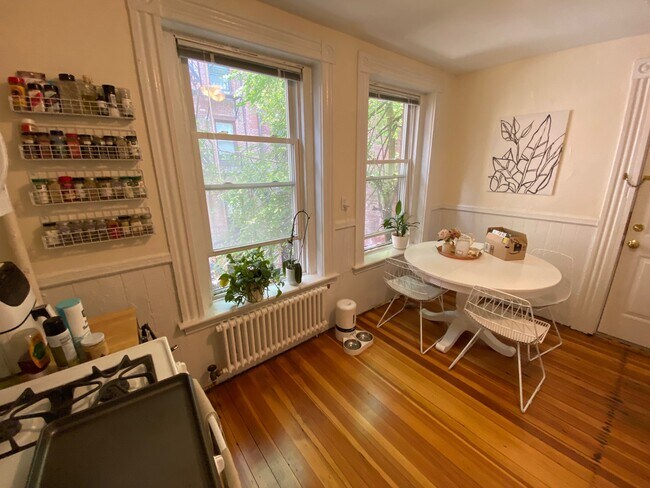 Building Photo - 53 Joy St