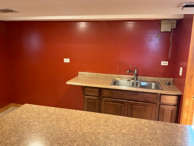 Building Photo - 566 N Howard Ave