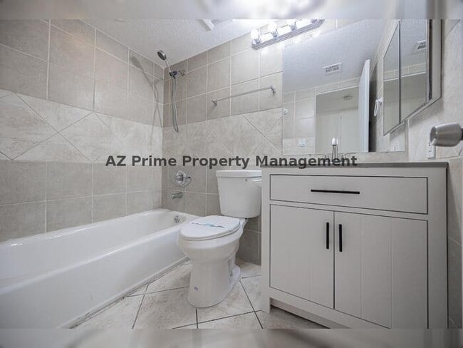 Building Photo - 4615 E Jones Ave