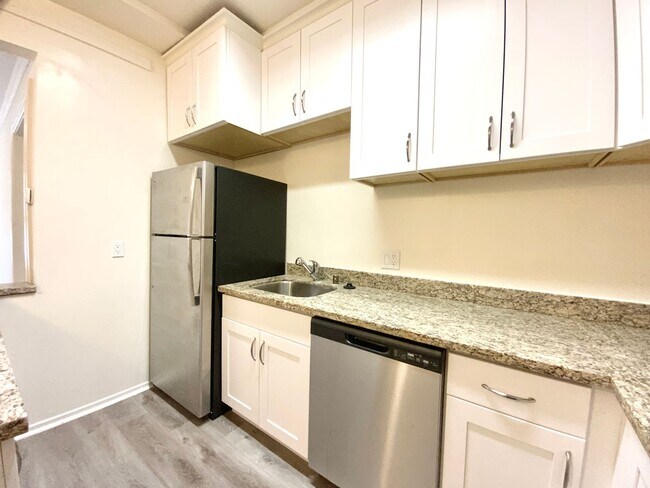 Building Photo - UPDATED 1BR! DISHWASHER! HARDWOOD! Laundry On-Site