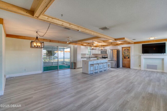 Building Photo - 3041 N Oleander Ave